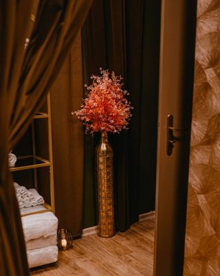 Za těmito závěsy na vás čeká prostor, kde se zpomalí čas a starosti zůstanou za dveřmi. 🤲 Nechte se obklopit teplem,...