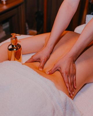 Pečující ruce, které rozumí vašemu tělu. Dotek, který uvolní napětí, rozproudí energii a navrátí vás zpět do přítomnosti....