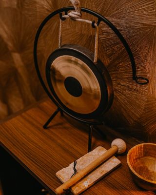 Gong právě odbil čas… čas na váš odpočinek. 💆🏼‍♀️💆🏻‍♂️ Čas ztišit ruch všedních dní, zpomalit dech a dopřát tělu i duši...