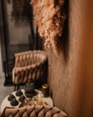 Usaďte se pohodlně… 🤎 Dejte si šálek horkého čaje, zklidněte dech a nechte každodenní spěch za dveřmi. Právě začíná vaše...