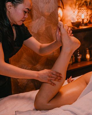 Dopřejte svým nohám dotek, který uleví každému kroku, každému napětí… 💆🏼‍♀️💆🏻‍♂️ Thajská masáž nohou v sobě spojuje...