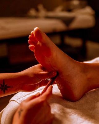 Každý krok si v sobě nese napětí, únavu i příběhy celého dne.🦶 Právě chodidla jsou mapou našeho těla – když jim dopřejeme...